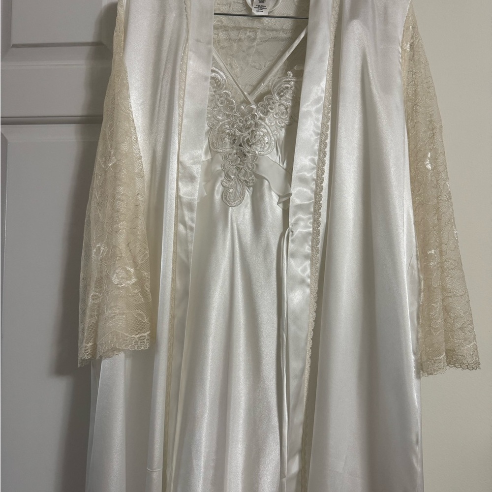 Linea Donatella White Lace Satin Robe